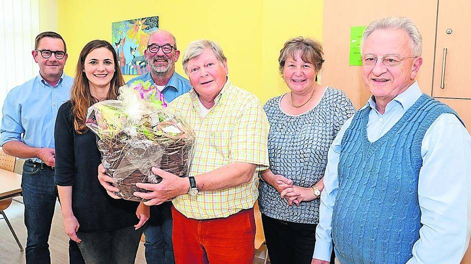 Seit 25 Jahren ist Hans Josef Kampe Vorsitzender der Suchtberatung Kontakt-Rat-Hilfe. Seine Vorstandskollegen bedankten sich mit einem großen Korb voller Leckereien. Auf dem Foto von rechts: Reiner Lennertz, Yella Lennartz, Walter Pöpel, Hans Josef Kampe, Anne Kolanus und Christoph Fritz.