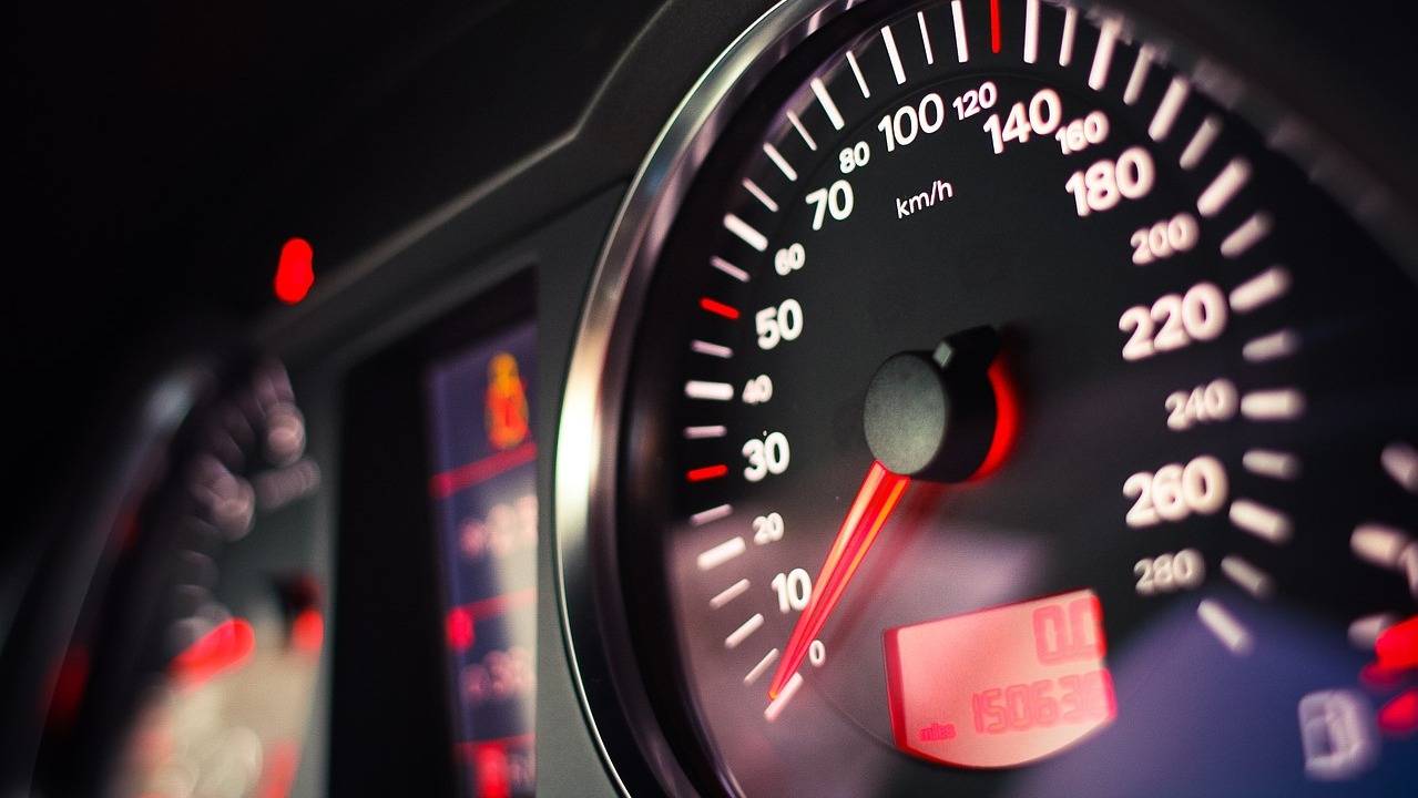 Polizei stoppt illegales Autorennen zweier Krefelder (20 und 21)