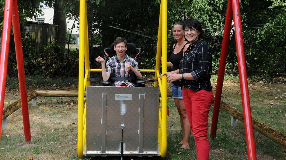  Freuen sich über die neue Schaukel: (v. l.) Torben, seine Betreuerin Sandra Fricke und Fachbereichsleiterin Andrea Cox. 