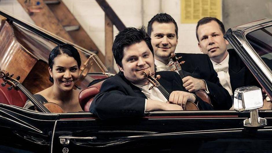  Eva Maria Klose (Viola), Matthias Bruns (1.Violine), Peter Bonk (2. Violine) und Hanno Fellermann (Kontrabass) sind das Mercator-Ensemble und bringen ihre eigene Promenadenmischung von leichter Klassik bis Tanzmusik mit. 