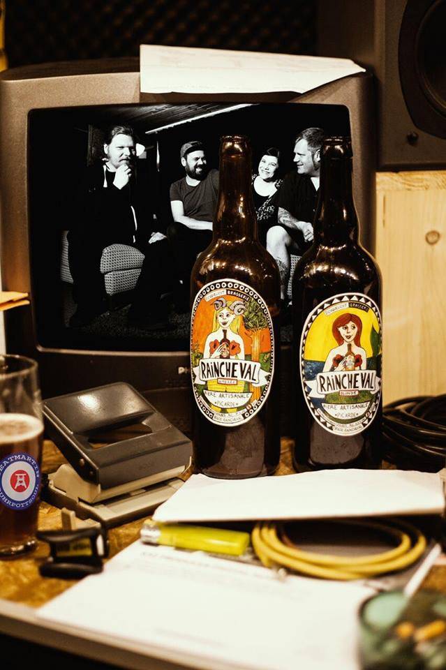 Björn Möhlendick, Marek Vejvoda, Judy Jetson und Martin Marzipano (v.l.) sind Beatmartin. Auf dem (Alt-)Bierglas vorne links ("vergrößern" klicken) das Mod-Target mit Förderturm.