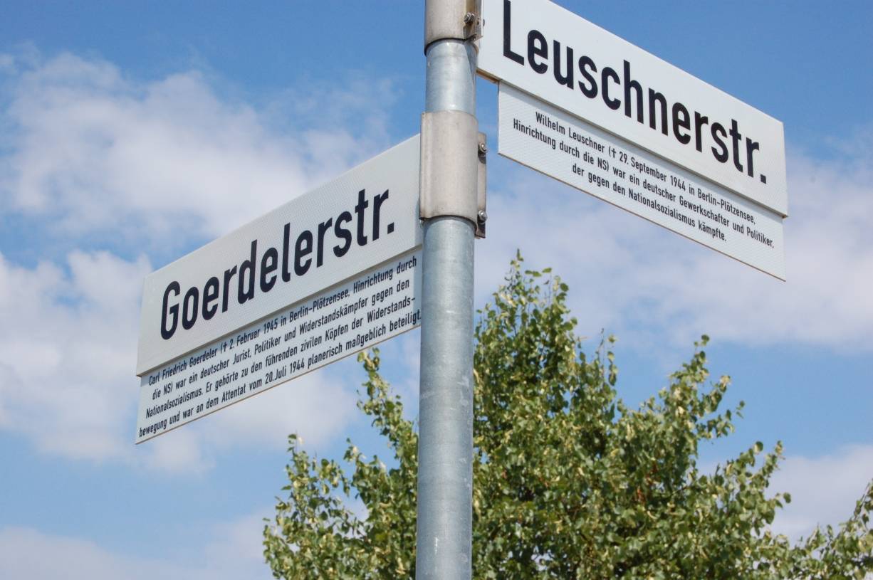  Neue Straßenschilder mit Erklärungen zu den Straßennamen sind montiert. 