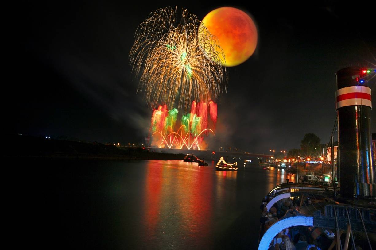 Das einmalige Zusammentreffen von Blutmond und Hafenfest-Feuerwerk haben wir hier mal in einer Fotomontage vorweggenommen — mit dem letzten Blutmond von 2015