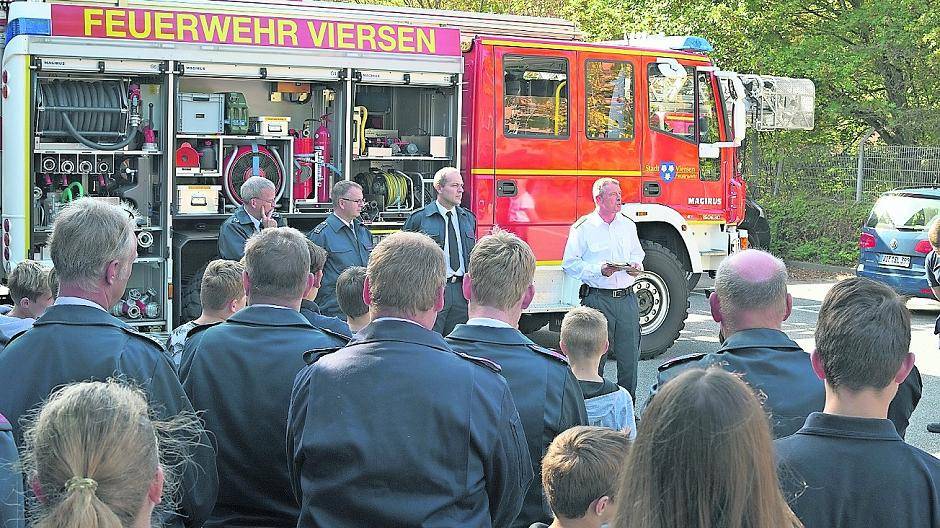  Hans Jürgen Thevessen, stellvertretender Wehrführer der Feuerwehr Viersen, Roland Libudda, Lars Hill und Wehrführer Frank Kersbaum (v.l.) bei der Ernennung der Betreuer für die neue Gruppe Dülken/Boisheim der Jugendfeuerwehr Viersen. 