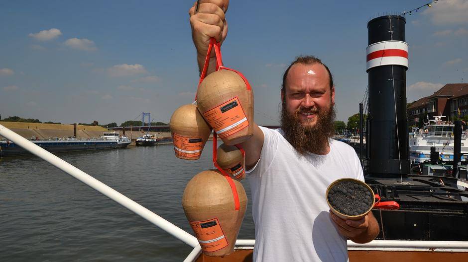  Purer Sprengstoff: Feuerwerker Sascha Tietze mit Leuchtbomben und einer geöffneten Herz-Effekt-Kugel. 