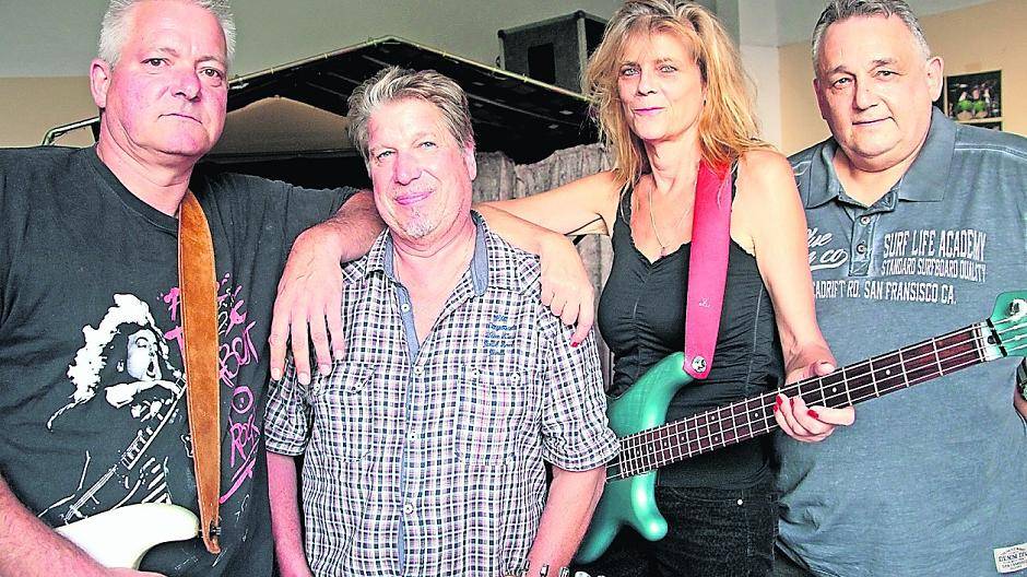  Michael Botz, Wim Rutjens, Maria Cobbers und Calle Jäger (v.l.) — am 21. September eröffnet Out of Bounds den Dorfrock-Herbst im Breyeller Saal im Kreuels. 