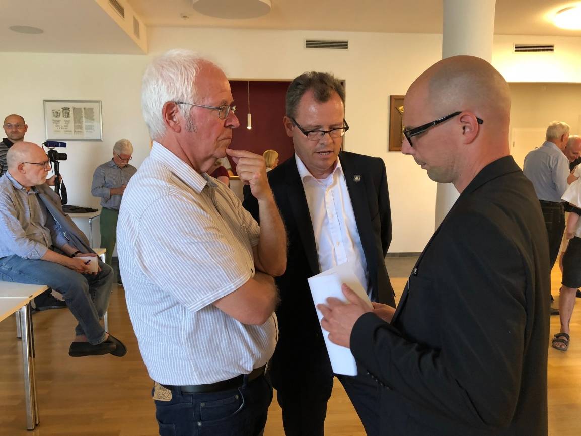  Thomas Pieperhoff, Michael Heidinger und Marcel Sturm vor der Ergebnisverkündung am Sonntagabend im Saal d’Agen. 