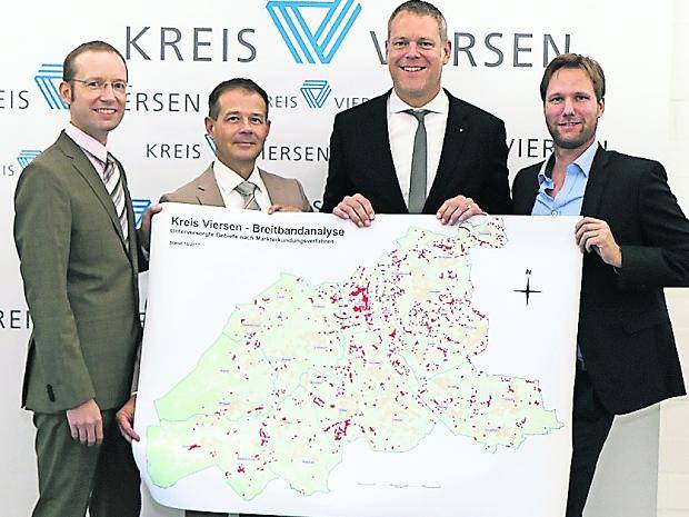 Arbeiten daran, dass alle rot markierten Versorgungslücken in der Breitbandabdeckung verschwinden: Landrat Dr. Andreas Coenen (2.v.r.) mit dem stv. Leiters des Amtes für Kreisstraßen, Christian Böker (v.l.), dem Technischen Dezernenten Andreas Budde und Breitbandkoordinator Sebastian Cüsters. Die Karte kann über www.kreis-viersen.de/breitband heruntergeladen werden.