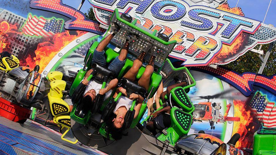  Der „Ghost Rider“ ist mit brandneuer Optik bei der Beecker Kirmes. Die Gondeln hängen frei in ihren Lagern — das Körpergewicht bestimmt, wann es zum Überschlag kommt! 