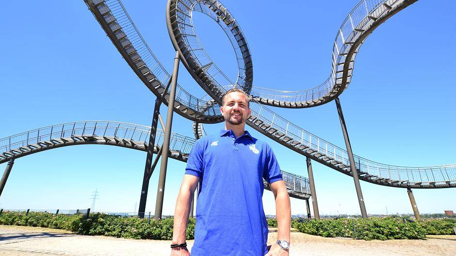  Die Achterbahn sollte möglichst nicht symbolisch für die nächste Saison stehen, aber so hat John Verhoek schon mal eine Duisburger Sehenswürdigkeit kennengelernt. 