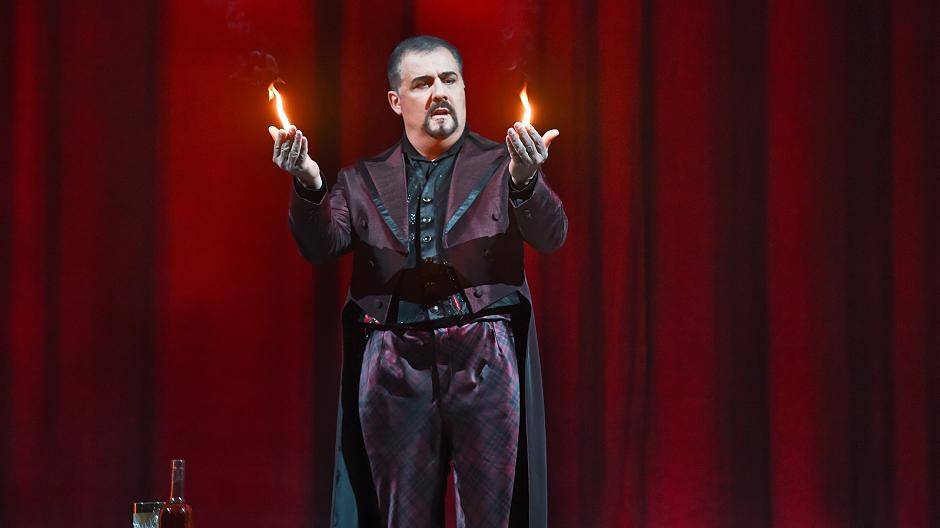  Raymond Very, der im „Rheingold“ den Feuergott Loge als zündelnden Playboy gibt. 