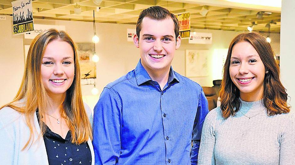 Sarah Kehrbusch, Niklas Berger und Kira Breuer (von links) sind die aktuellen Auszubildenden im Möbelhaus Busch.