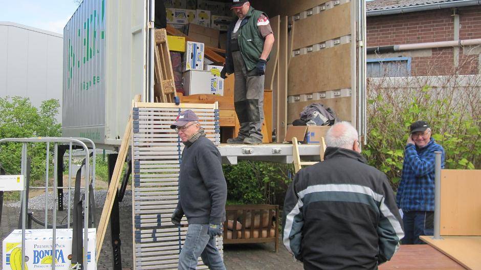  Am 18. November werden die beiden 40-Tonner wieder bepackt. 