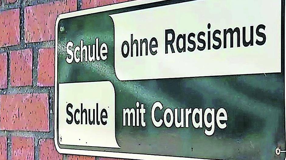  Schilder wie dieses hängen auch an zwölf Krefelder Schulen, die sich an der Initiative „Schule ohne Rassismus — Schule mit Courage“ beteiligen. Symbol 
