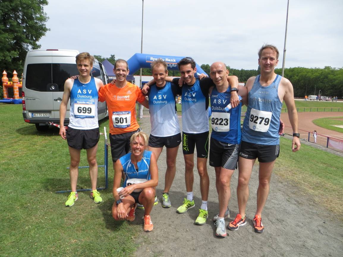  10-km-Laufasse in Rheinhausen (vl): Jan Neuens Sieger Männer, Frank Friederich Vierter M45, Karsten Kruck Sieger M40, Dennis Breuer Vierter Männer, Andreas Lindermann Fünfter M45 und Michael Schlimnat Zweiter M40. Vorne: Nina Koopmann, Siegerin Frauen. 