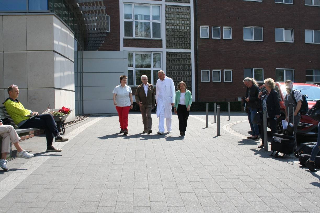 Petra Arndt, Vorsitzende des Moerser Ortsverbandes der Deutschen Patientenliga Atemwegserkrankungen e.V., Rehasportleiter Peter Küsters, Chefarzt Dr. Thomas Voshaar und Beate Wargalla, Atem- und Entspannungstherapeutin, gehen gemeinsame Wege - damit Menschen mit einer chronischen Lungenerkrankung nach dem Krankenhausaufenthalt nicht alleine gelassen werden.