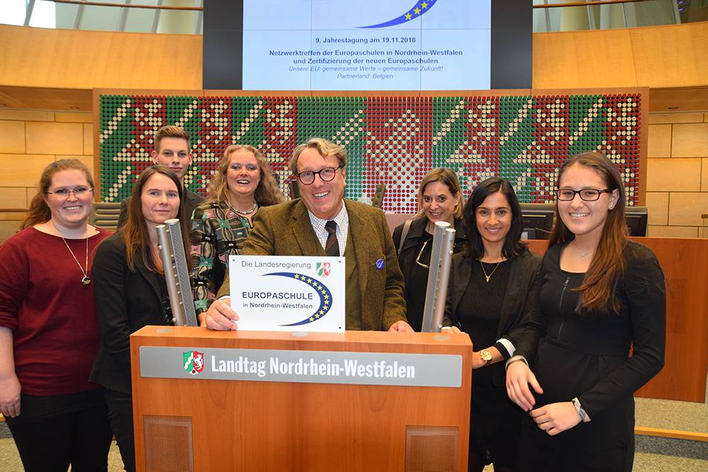 Beim Treffen der Europaschulen im Landtag (v. r.): Schülerin Doreen Davydenko, die Lehrerinnen Alexandra Lochthowe und Michaela Heydhausen-Steiger, Schulleiter Lothar Josten, Judith Schilling (Europäische Kommission), Schüler Benedikt Telgen und die Lehrerinnen Maike Schwich und Janna Bailey.