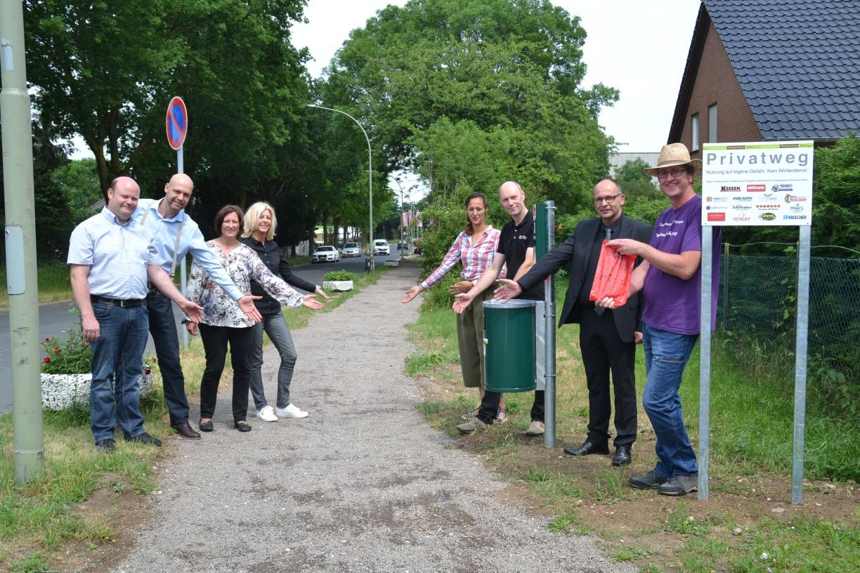  Die Interessengemeinschaft der Unternehmen im Gewerbepark Neukirchen-Nord bereitet Ihnen diesen Weg. Zuvor musste man hier als Fußgänger auf die Straße ausweichen.  