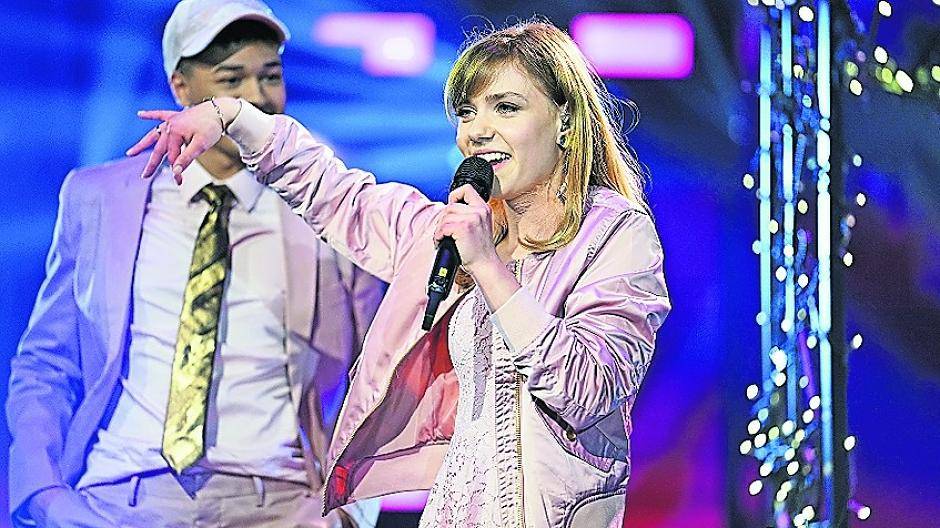 Marie setzte sich in der ersten Mottoshow mit Marianne Rosenbergs „Er gehört zu mir“ durch. Foto: MG RTL D / Stefan Gregorowius