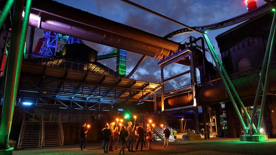 Besucher bei einer Fackelführung.