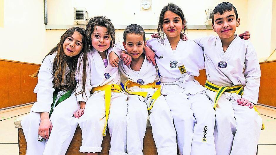 Dieses Quintett probiert bei Kids in Action Kampfsport aus.