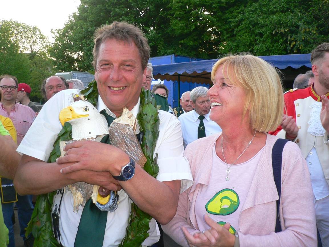 Mit dem 217. Schuss holte Heinz Frütel den Rumpf des Holz-Adlers von der Stange. Lebensgefährtin Sabine freute sich mit ihm.