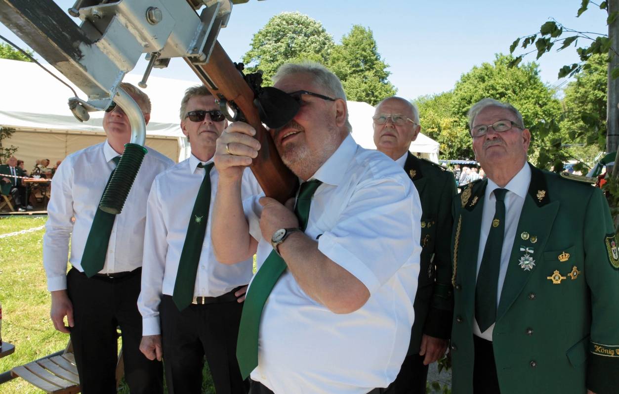  Zahlreiche Schützen gingen am Schießstand auf der Baerler Dorfwiese ans Gewehr. Unter sachkundigen Augen nahmen sie den Holz-Vogel ins Visier. 