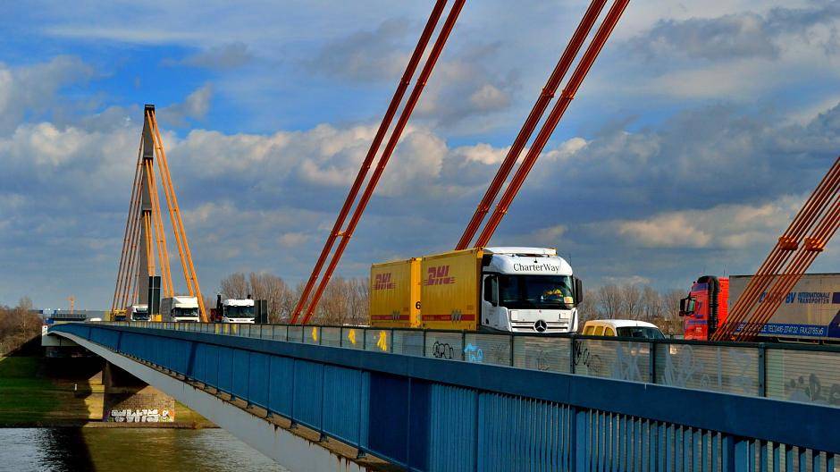  Die Neuenkamper Brücke im Zuge der A 40 wird am kommenden Wochenende nur einspurig in Richtung Essen befahrbar sein. 