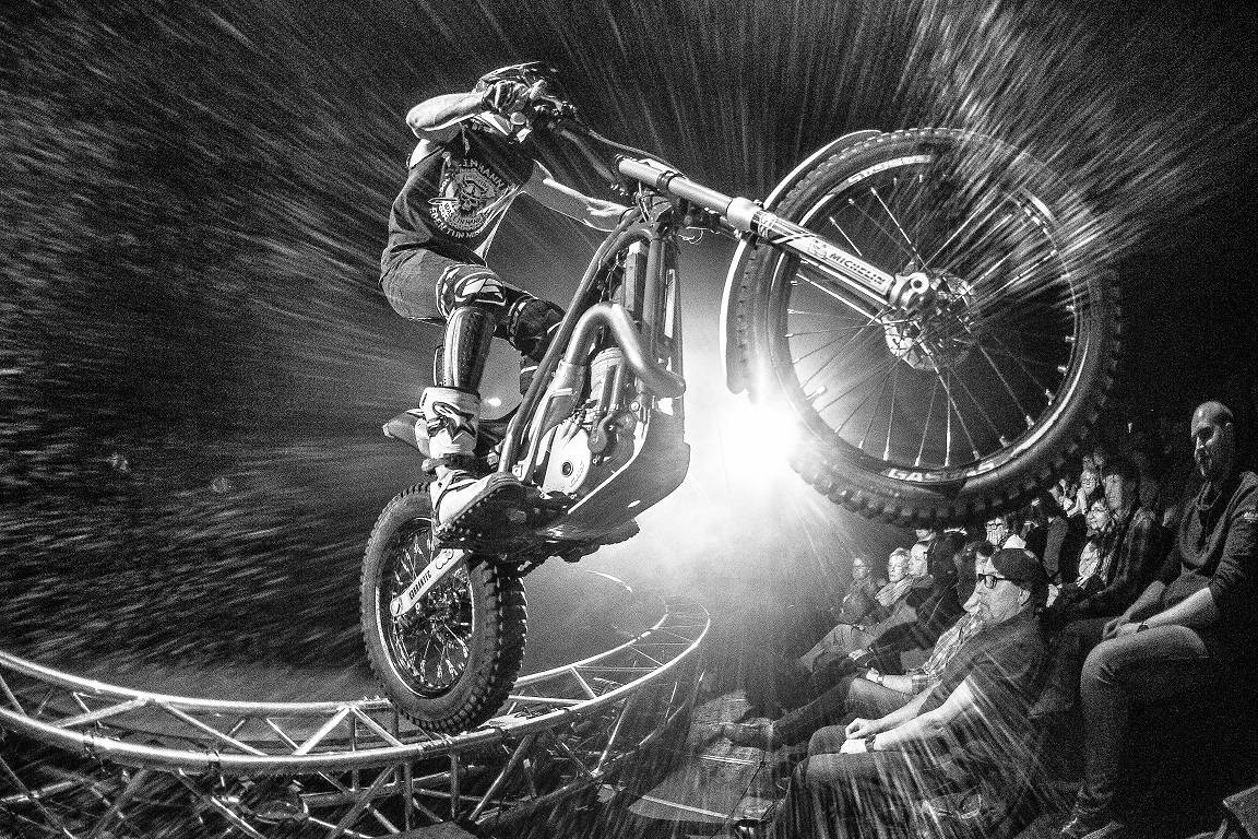  Die Jungs der Mad Flying Bikes sind für Benzingeruch und Motorensound zuständig — und absolute Profis ihres Genres. 