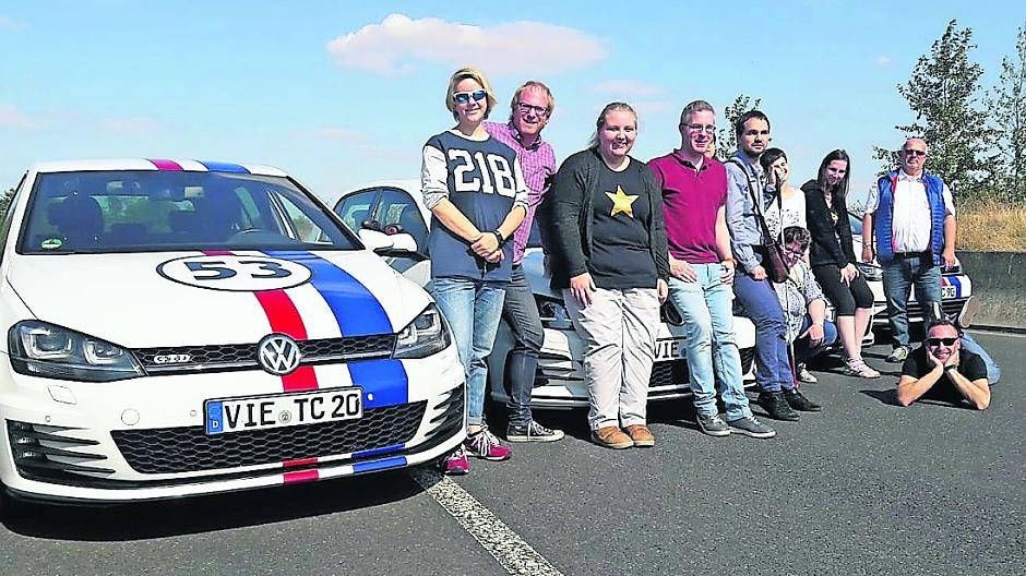  Ein Teil der 20-köpfigen Gruppe mit den Fahrlehrern Thomas, Maike, André und Ewald sowie Stefan Peters auf der Testautobahn. 