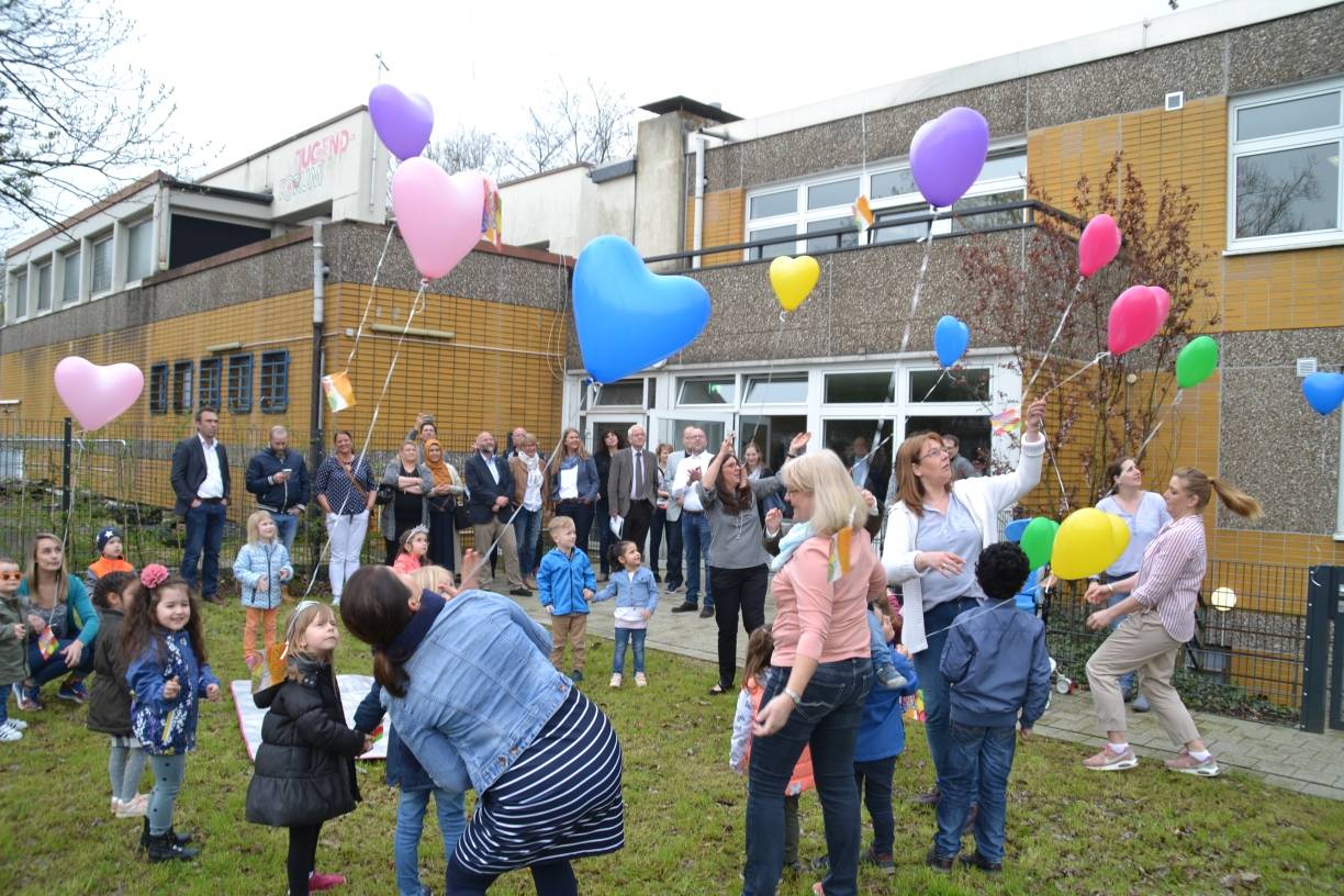  Die Kindergartenkinder starteten einen Weitflug-Wettbewerb und ließen Luftballone mit Postkarten steigen. Einige kamen allerdings nicht weit, sie landeten gleich im nächsten Baum. 