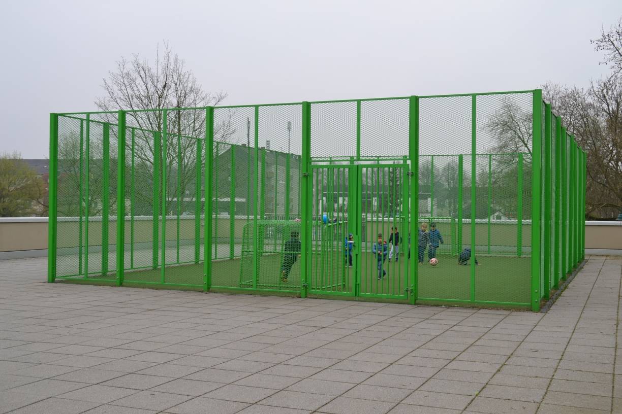  Die "Frosch-Box", der Ballspiel-Käfig auf dem Dach. Übrigens auch mit Treppenlift zu erreichen - ganz barrierefrei. 
