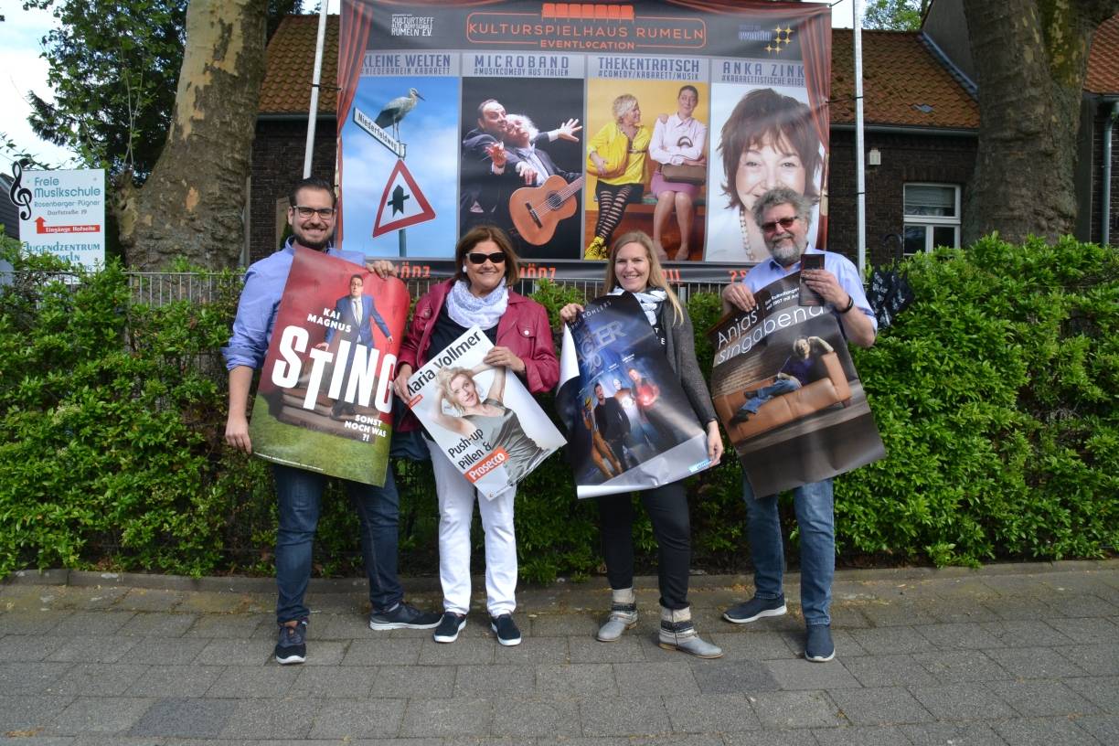 Das neue Programmheft des Kulturtreffs Rumeln liegt aus. Die Kulturtreff-Macher (vl): Tim Pügner, Delia Rosenberger-Pügner, Lisa Pügner und Ingo Pügner freuen sich auf zahlreiche Besucher.
