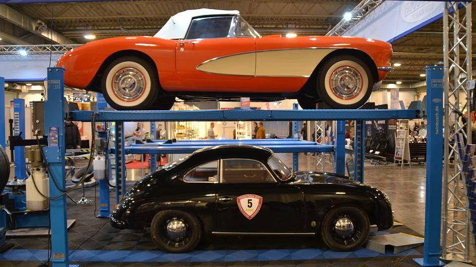 Hebebühnen-Hersteller versprechen Platzprobleme zu lösen. Oben auf eine Corvette C1...