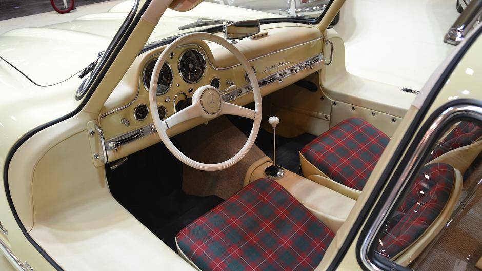 ... wie innen, in einem Neuwagenzustand. Der Blick auf den (Meilen-)Tacho verrät...