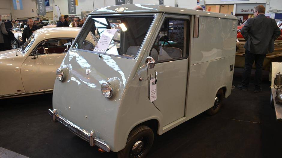 Nicht gerade eine Stil-Ikone aber dennoch aus der gleichen Zeit wie der "Flügeltürer":...