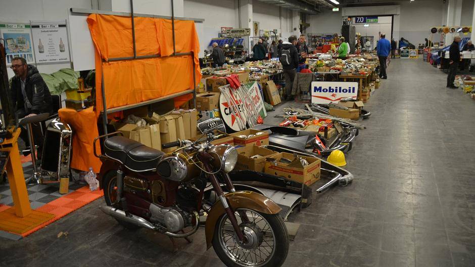 Einer von unzähligen Ersatzteil-Ständen bei der...