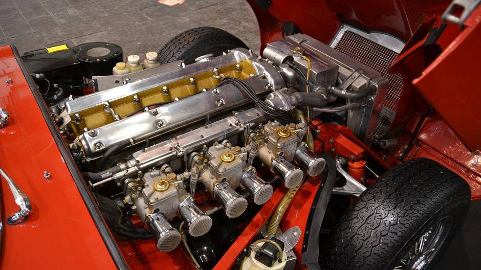 "Nur" sechs Zylinder hatte dagegen dieser Motor aus einem Jaguar E-Typ zu präsentieren...