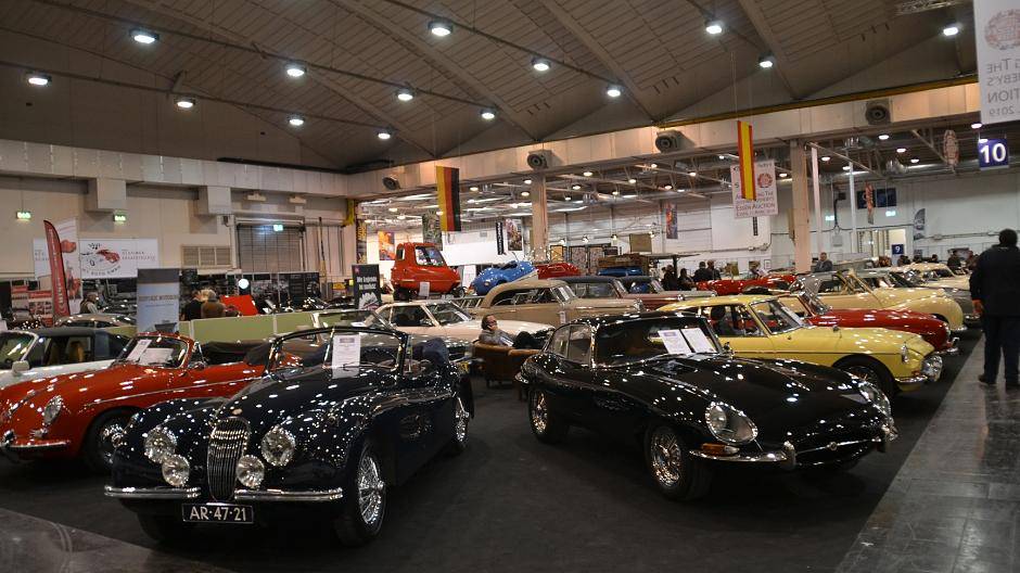 Hunderte hochglanzpolierte Oldtimer sind bei der Techno-Classica ausgestellt. Die...