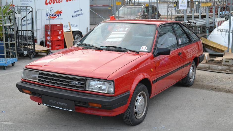 Bleiben wir bei der Farbe rot: Dieser Nissan Sunny auf dem Freigelände dürfte wohl das...