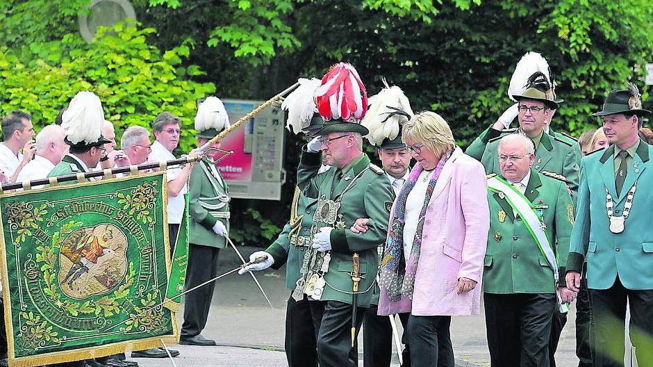 Die Parade der St. Hubertus Schützenbruderschaft ist in Großenbaum zu Pfingsten immer ein Ereignis, das viele Bürger auf die Straße lockt.