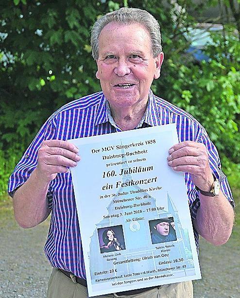 Vorsitzender Wolfgang Faeser mit dem Programm-Plakat zum Jubiläumskonzert am 3. Juni, 17 Uhr. Foto: vowie