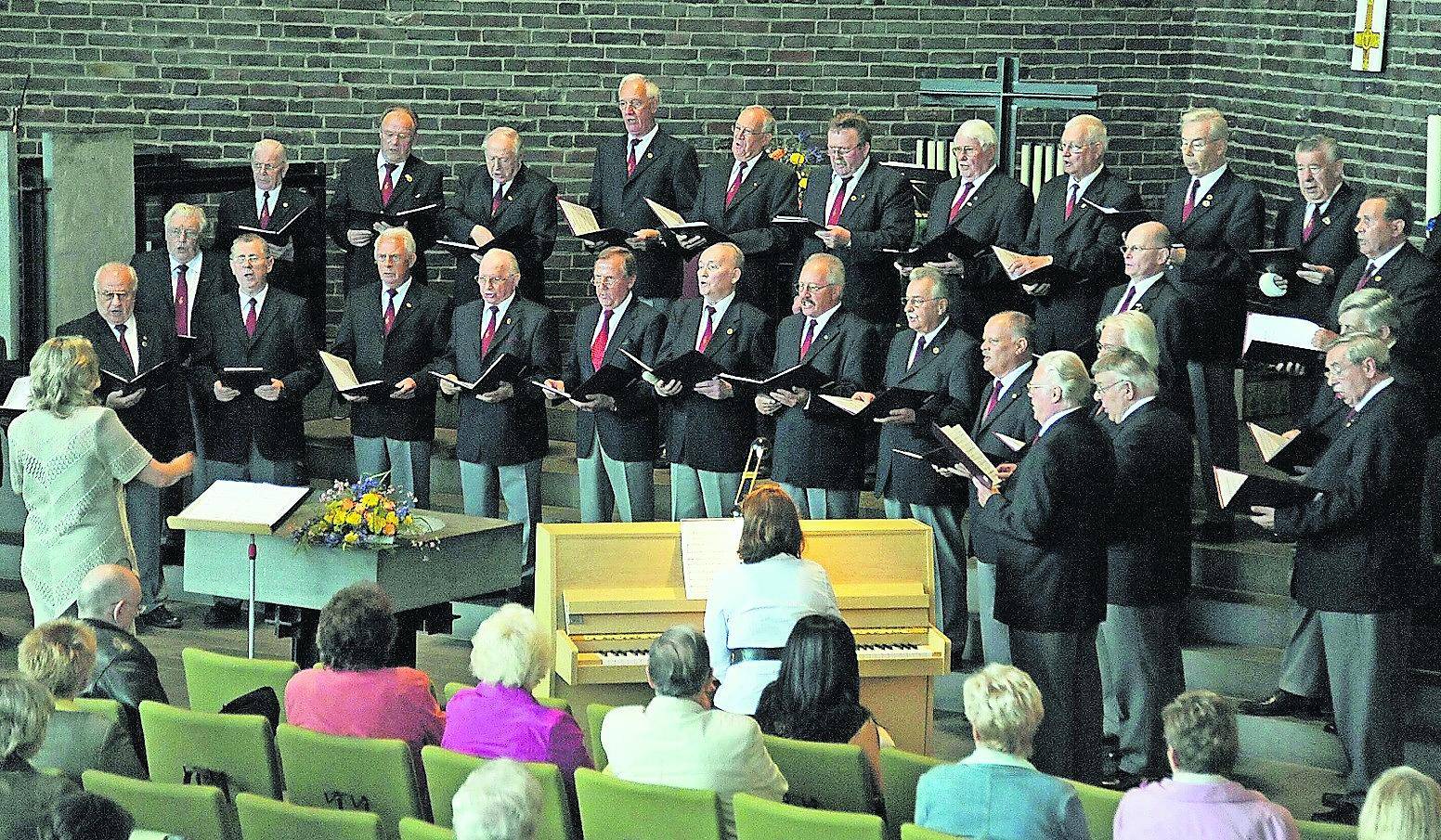 Vorsitzender Wolfgang Faeser mit dem Programm-Plakat zum Jubiläumskonzert am 3. Juni, 17 Uhr. Foto: vowie