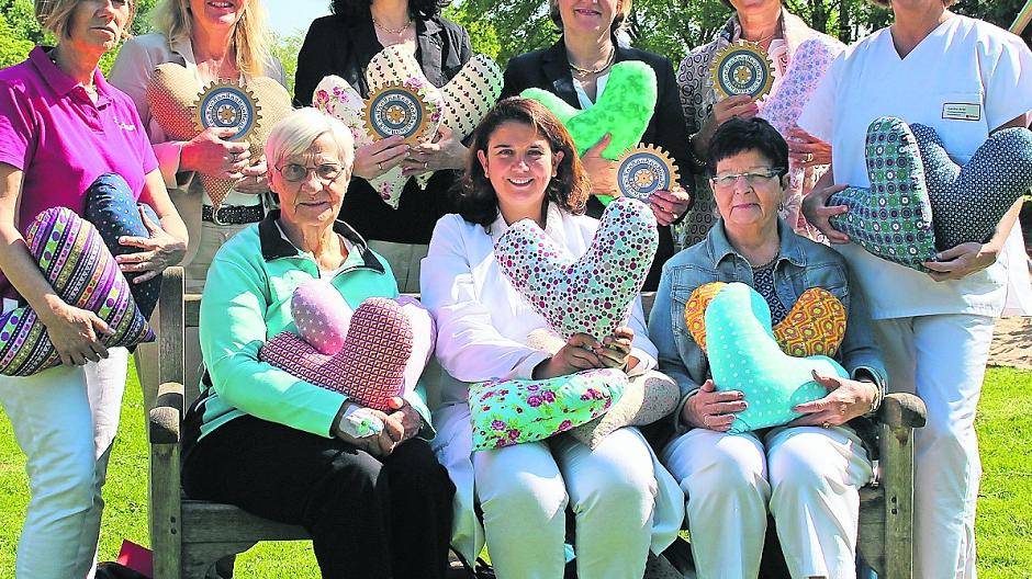 Die beiden Patientinnen Edith Knüppel (sitzend links) und Gerda Braun (sitzend rechts) erhalten das erste Herzkissen von Chefärztin Dr. Margarita Achnoula (sitzend Mitte). Darüber freuen sich von links nach rechts: Breast Care Nurse Gudrun Krüger, Gitta Neisius, Susanne Bartetzky (beide Inner Wheel Duisburg), Initiatorin Ruth Stromberg, IW-Präsidentin Gabriele Köhler, sowie Breast Care Nurse Sandra Kröll.