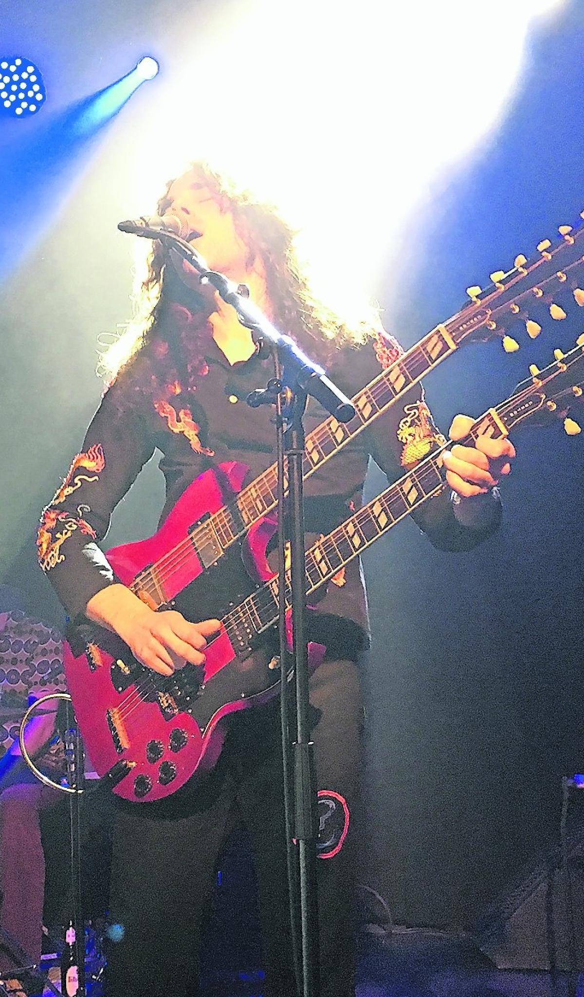  Die Dorfrockserie von Extra-Tipp und Stadt Spiegel beginnt mit den „Custard Pies“ (im Bild Pascal Cherouny), dem Tribute für Led Zeppelin. 