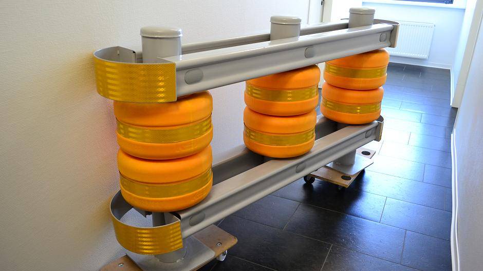 Die Rollenleitplanke würde als Sicherheitssystem über acht (bei breiten Straßen oder Plätzen entsprechend mehr) Rollenpaare nebeneinander verfügen, die schräg zur Fahrtrichtung auf der Straße in Führungshülsen eingelassen würde.