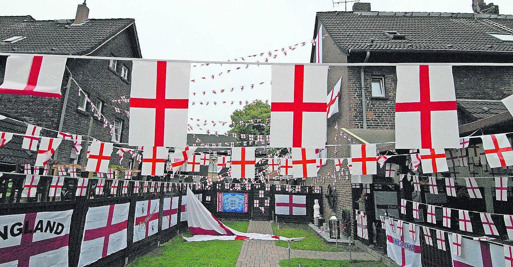 Vor lauter rot-weißem Fahnenspektakel ist der Garten kaum noch zu erkennen. Im Bergarbeiter-Dorf Wehofen zeigt ein Anwohner deutlich, wem seine Sympathien bei der Weltmeisterschaft gehören.