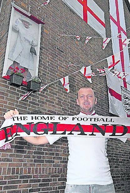  Marcus Philipp und die Queen feuern in Wehofen das englische WM-Team an. 