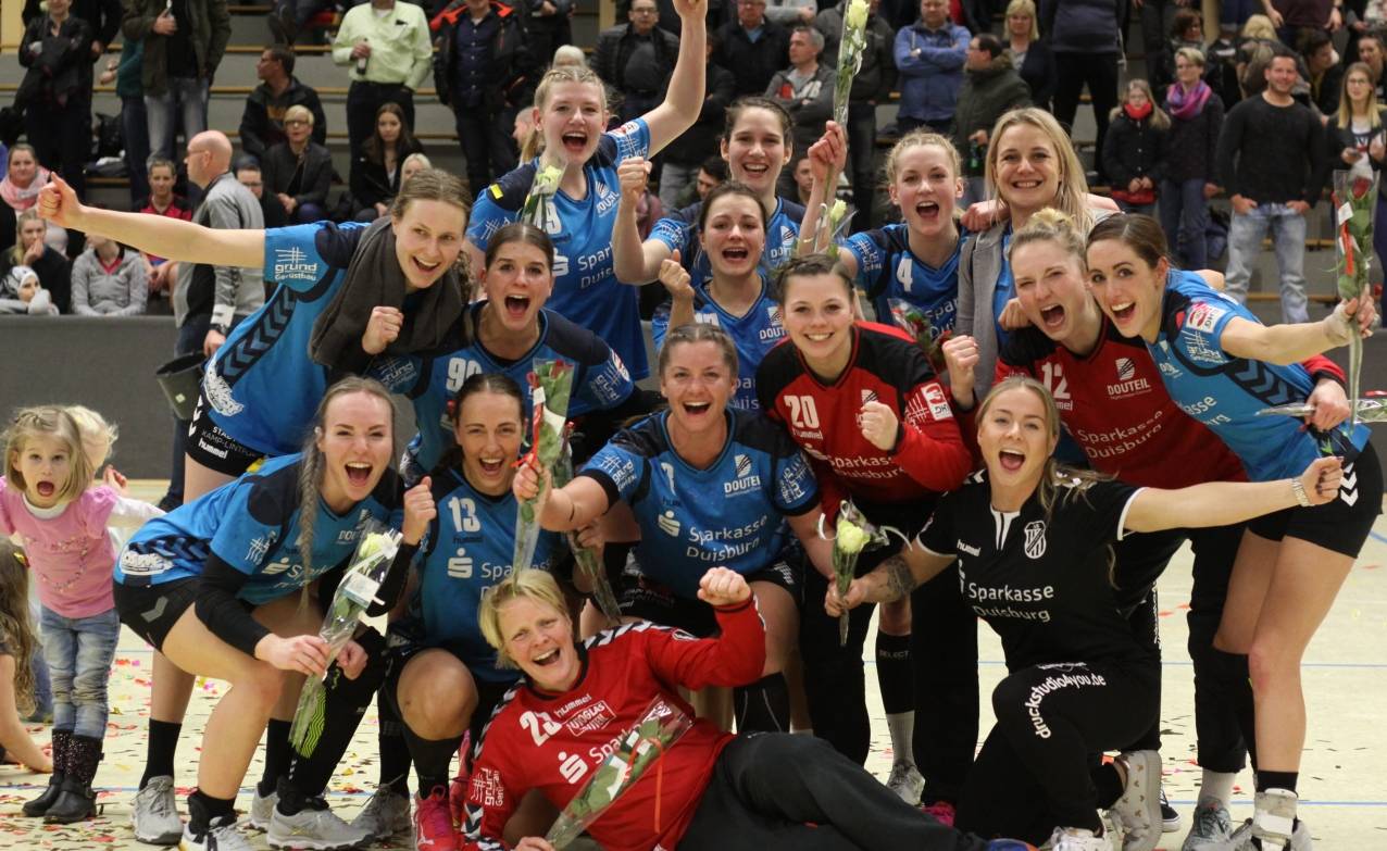 Meisterlicher Jubel nach dem knappen Heimsieg des TuS Lintfort gegen Vechta.