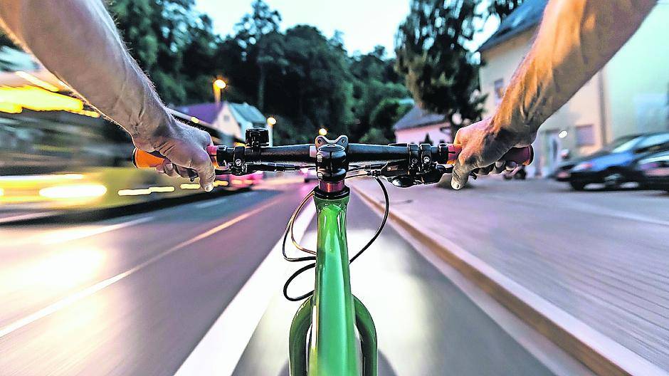  Sichere Wege fürs Rad und eine gute Vernetzung mit dem ÖPNV — nur zwei Wünsche vieler Radpendler. Foto: David.Sch/fotolia.com 